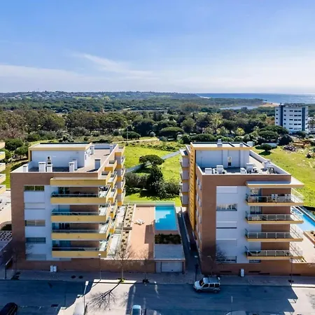 Relaxing 1-bedroom With Pool, Near Beach Apartment Quarteira